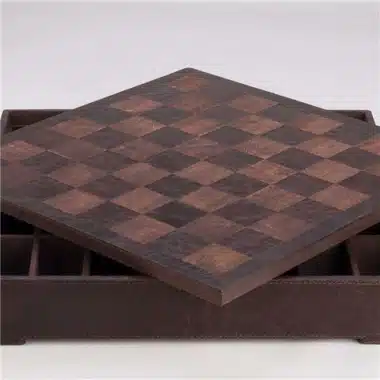 Échiquier en cuir véritable posé sur son coffret de rangement ouvert