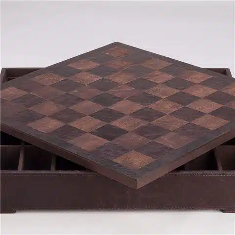 Coffret en cuir fermé avec échiquier intégré sur le dessus, vue en diagonale