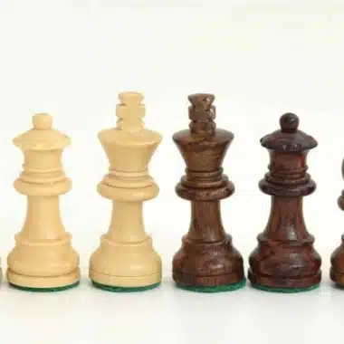 Rois et dames du jeu Little Classic présentés côte à côte en gros plan