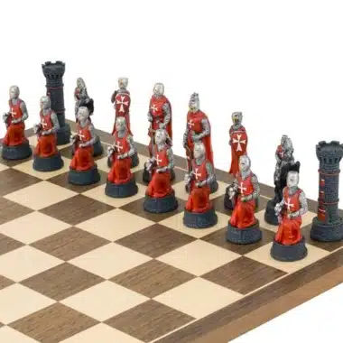 Jeu d'échecs Ordre des Templiers, pièces en résine sur échiquier en bois