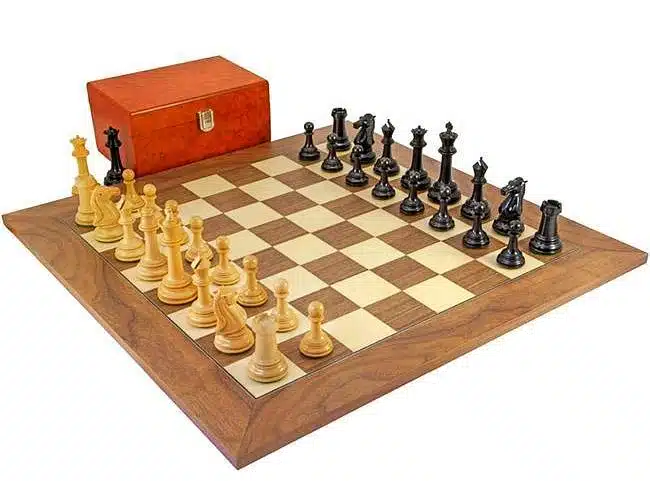 Ensemble Parthénon Echiquier en Bois de Noyer et d'Erable, Jeu d'Echecs en Bois d'Ebène et Buis & Coffret de Rangement