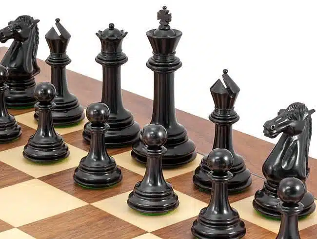 Ensemble Parthénon Echiquier en Bois de Noyer et d'Erable, Jeu d'Echecs en Bois d'Ebène et Buis & Coffret de Rangement – Image 3