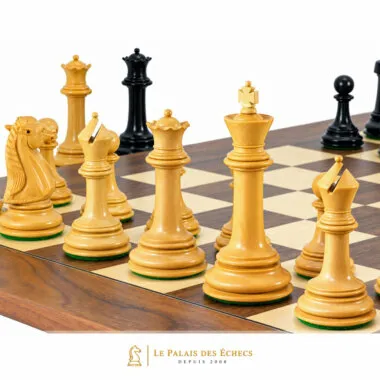 Pièces en buis clair du jeu Parthénon disposées sur l'échiquier en érable