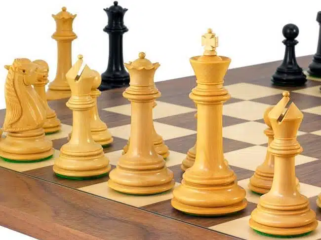 Ensemble Parthénon Echiquier en Bois de Noyer et d'Erable, Jeu d'Echecs en Bois d'Ebène et Buis & Coffret de Rangement – Image 2