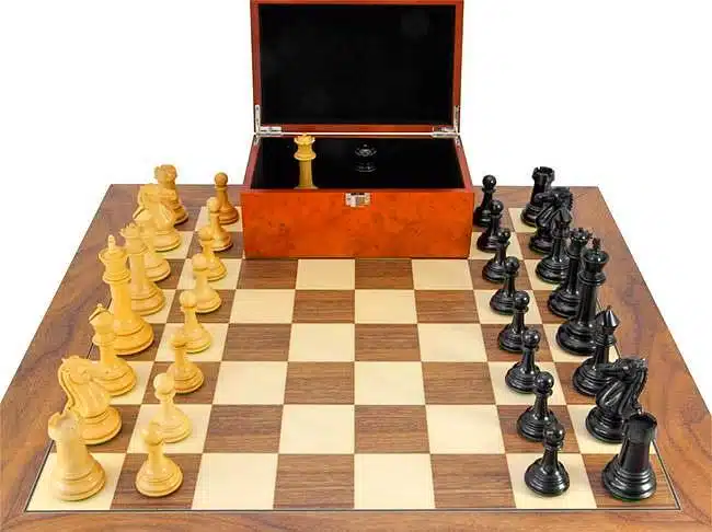 Ensemble Parthénon Echiquier en Bois de Noyer et d'Erable, Jeu d'Echecs en Bois d'Ebène et Buis & Coffret de Rangement – Image 4
