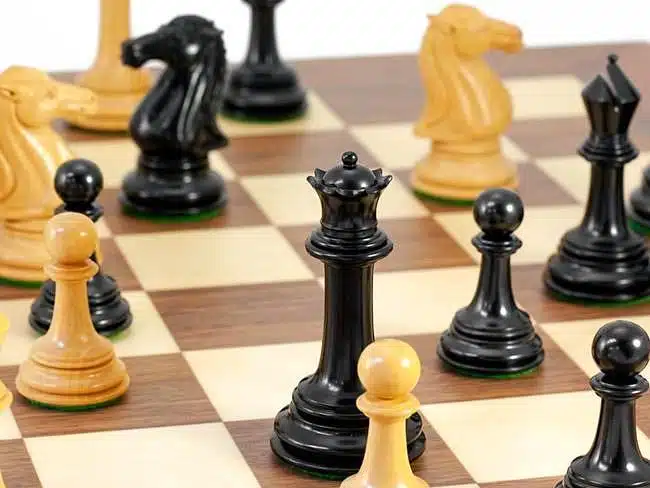 Ensemble Parthénon Echiquier en Bois de Noyer et d'Erable, Jeu d'Echecs en Bois d'Ebène et Buis & Coffret de Rangement – Image 5