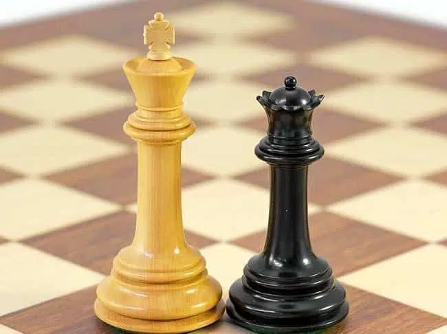Ensemble Parthénon Echiquier en Bois de Noyer et d'Erable, Jeu d'Echecs en Bois d'Ebène et Buis & Coffret de Rangement – Image 7