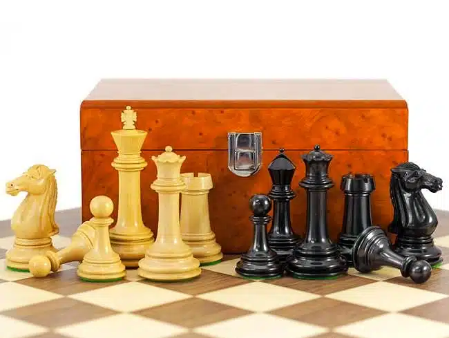Ensemble Parthénon Echiquier en Bois de Noyer et d'Erable, Jeu d'Echecs en Bois d'Ebène et Buis & Coffret de Rangement – Image 6
