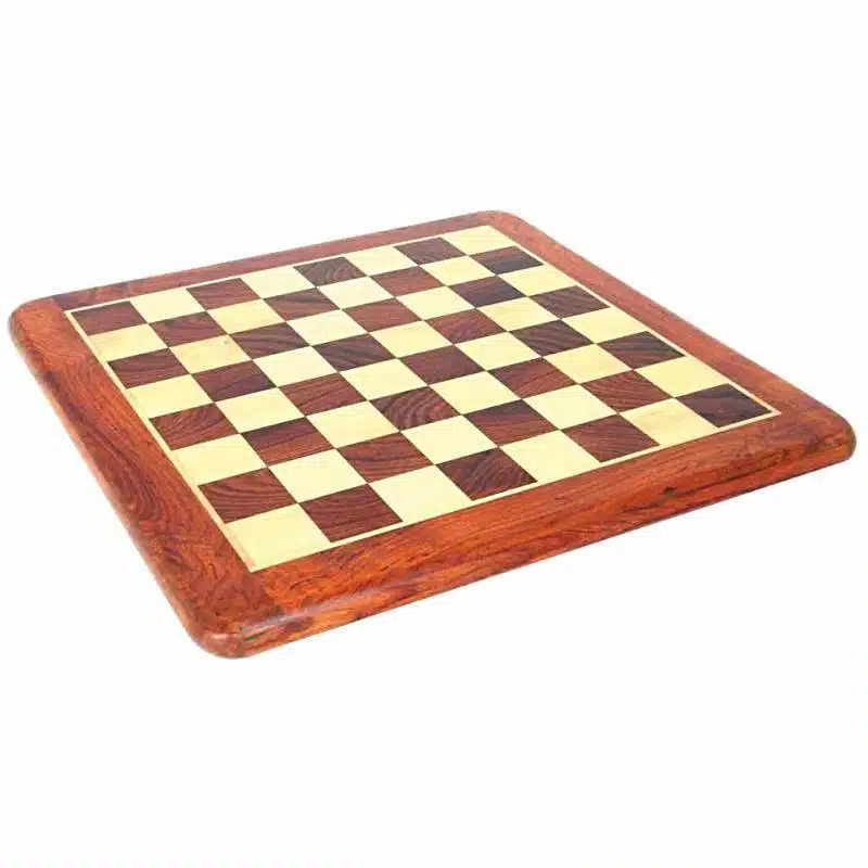 Échiquier en bois d'érable et de rose doré, vue d'ensemble en angle