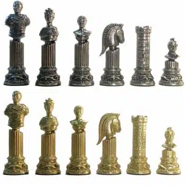 Pièces d'échecs en métal argenté et doré, bustes romains sur colonnes