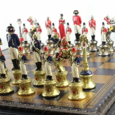Jeu d'Echecs en Métal Peint à la Main Napoléon – Image 3