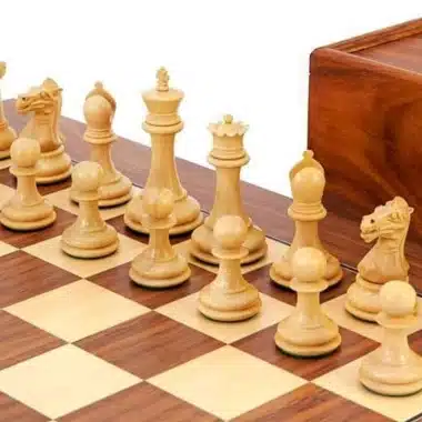 Pièces claires en buis du jeu Souverain III, détail sur l'échiquier en noyer et érable