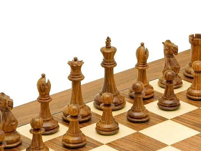 Pièces en bois de rose du jeu Victoria II, détail roi et fou clairs