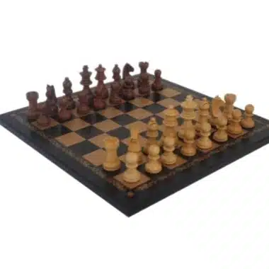 Ensemble Classic XXI avec échiquier noir et pièces en bois en vue d'ensemble