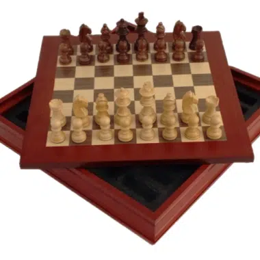 Ensemble complet avec pièces en bois disposées sur l'échiquier ouvert en coffret