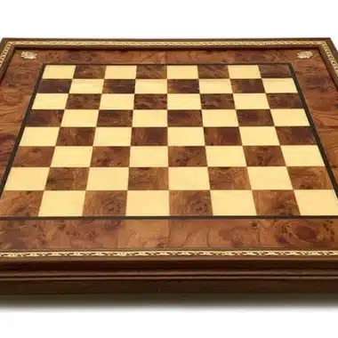 Échiquier en bois d'orme avec cases marquetées marron et crème, vue d'ensemble