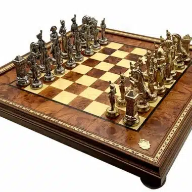 Ensemble Grand Napoléon VI posé sur son échiquier à pied en bois d'orme