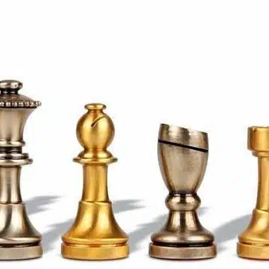 Petit Jeu d'Echecs Moderne en Laiton Artisanal & Échiquier en Cuir Véritable – Image 4