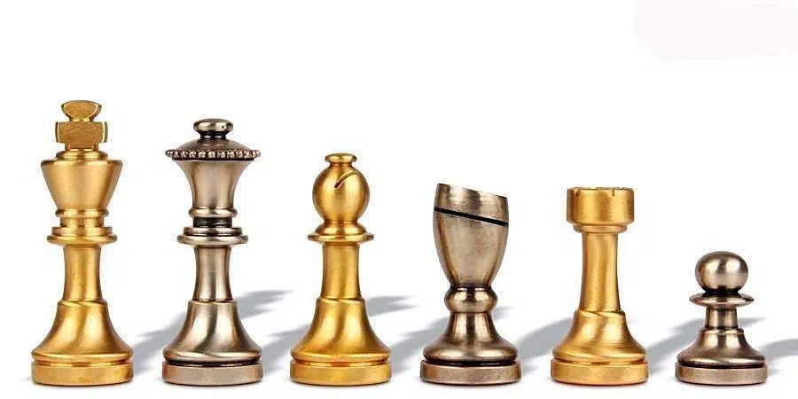 Petit Jeu d'Echecs Moderne en Laiton Artisanal & Échiquier en Cuir Véritable – Image 4