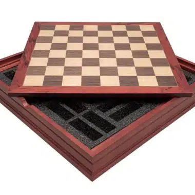 Coffret de rangement fermé avec échiquier en bois sur compartiments en mousse