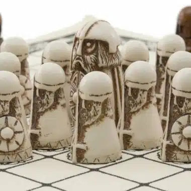 Pièces du jeu viking Hnefetafl disposées sur le plateau en lin