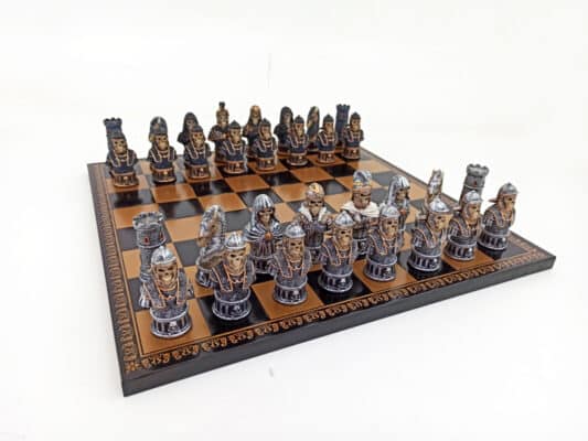 Jeu d’Echecs Tete de Mort Peints à la Main et Echiquier en Similicuir Noir