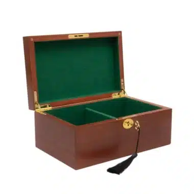 Coffret de rangement en acajou ouvert, intérieur en feutrine verte compartimentée
