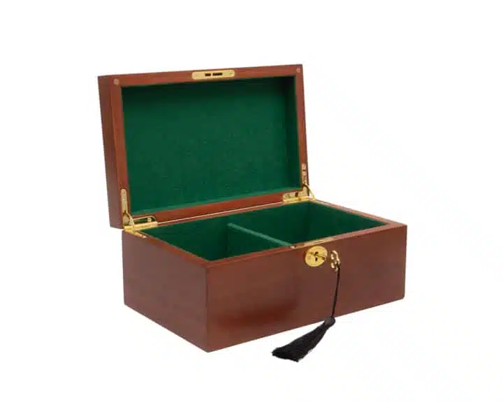 Coffret de rangement en acajou ouvert, intérieur en feutrine verte compartimentée