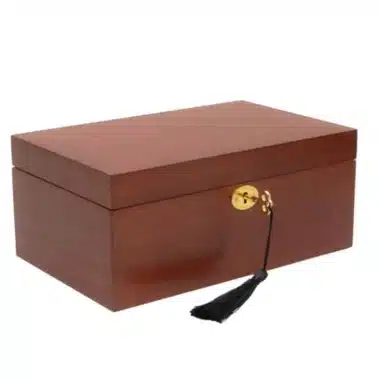 Coffret de rangement en acajou fermé, vue extérieure avec clé pendante