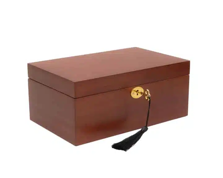 Coffret de rangement en acajou fermé, vue extérieure avec clé pendante