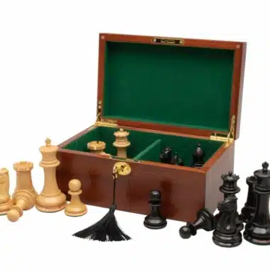 Coffret de rangement en acajou avec pièces d'échecs disposées autour