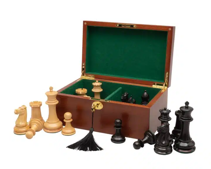 Coffret de rangement en acajou avec pièces d'échecs disposées autour