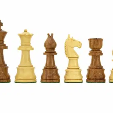 Pièces d'échecs en bois de sheesham et buis alignées par taille
