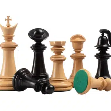 Pièces du jeu d'échecs Staunton, roi et tour couchés au sol