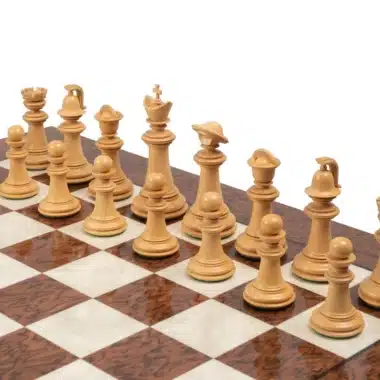 Jeu d'échecs Staunton, pièces claires en buis alignées sur l'échiquier