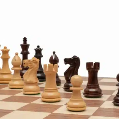 Jeu d'échecs Staunton en bois de rose et buis, pièces alignées sur l'échiquier
