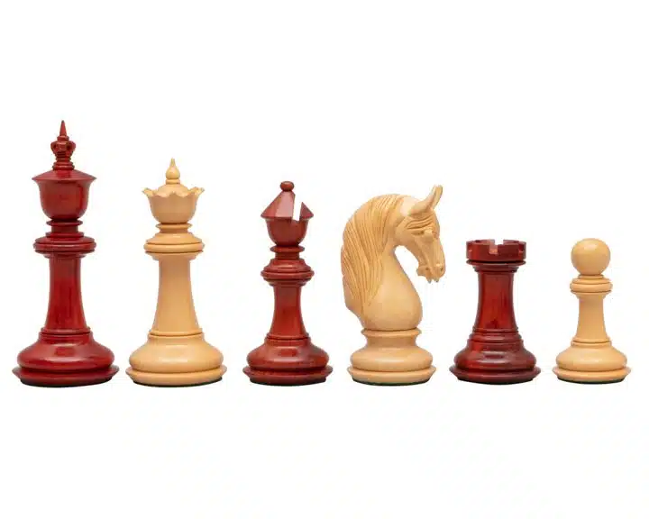 Pièces d'échecs en padouk et buis alignées par paire, vue de face
