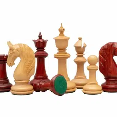 Pièces d'échecs en padouk et buis disposées en groupe désordonné