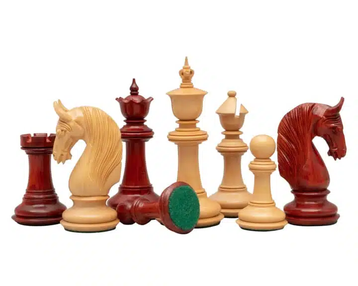 Pièces d'échecs en padouk et buis disposées en groupe désordonné