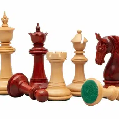 Détail des pièces d'échecs en padouk et buis, base feutrée visible