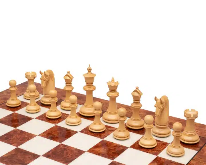 Échiquier avec pièces en buis clair en formation, vue rapprochée