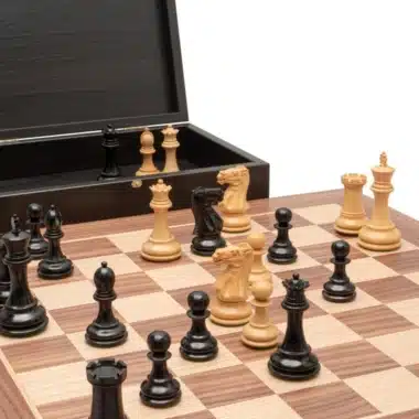 Coffret de rangement ouvert du jeu Windsor avec pièces claires et échiquier