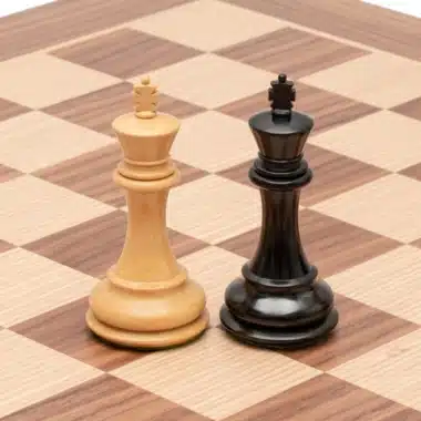 Rois noir et clair du jeu Windsor face à face sur l'échiquier