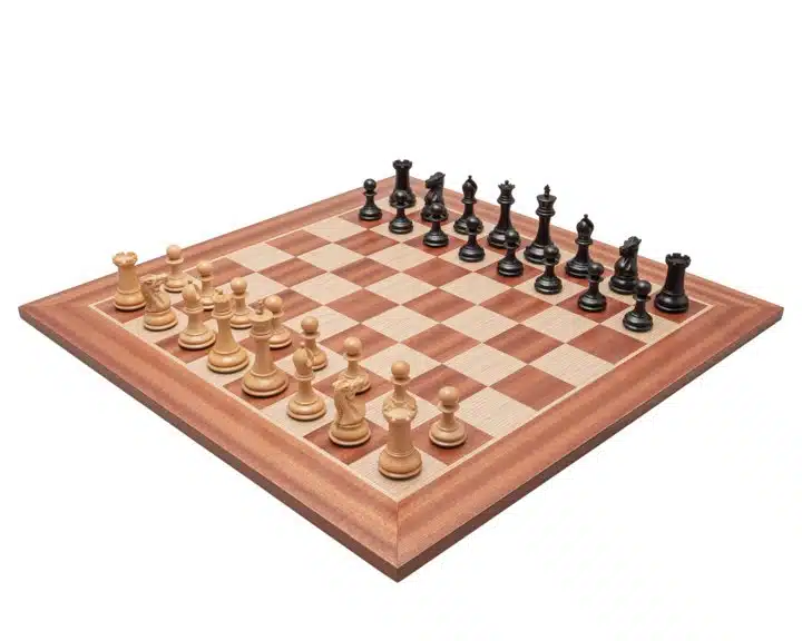 Jeu d'Echecs Souverain Staunton en position de départ sur échiquier acajou