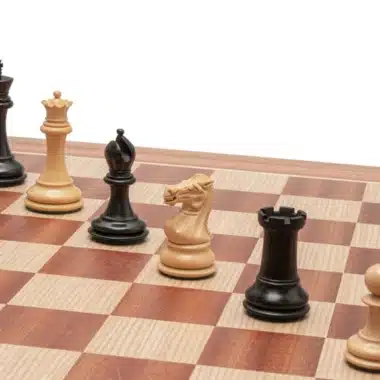 Détail des pièces claires et noires du Souverain Staunton face à face sur l'échiquier