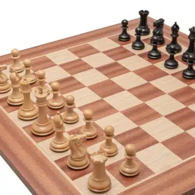 Jeu d'Echecs Souverain Staunton en position de départ sur échiquier acajou