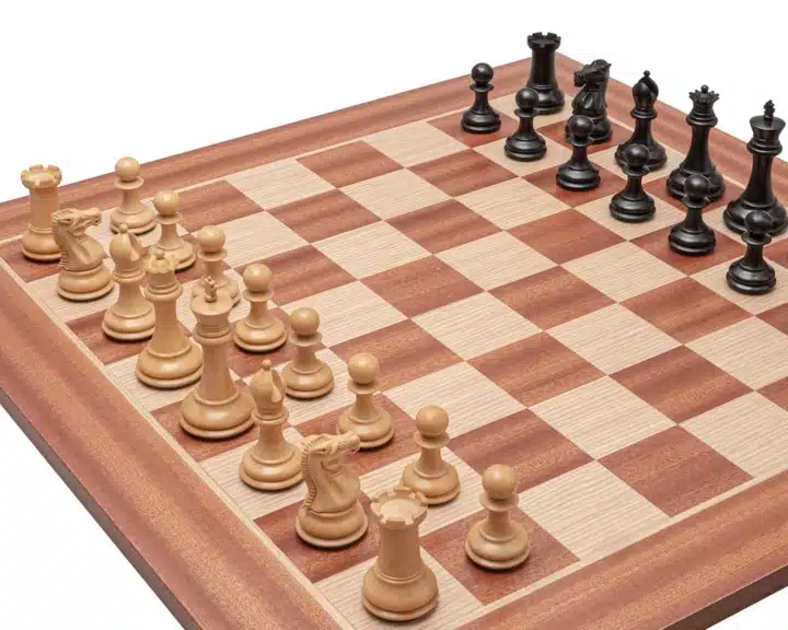 Jeu d'Echecs Souverain Staunton en position de départ sur échiquier acajou