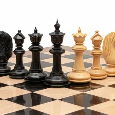 Rois et dames du jeu d'échecs Braise Noire en bois d'ébène et de buis côte à côte