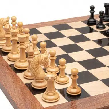 Jeu d'échecs Braise Noire en situation de partie sur l'échiquier en acacia