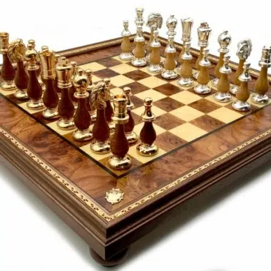 Jeu d'Échecs Grand Oriental installé sur l'échiquier en bois de bruyère et orme